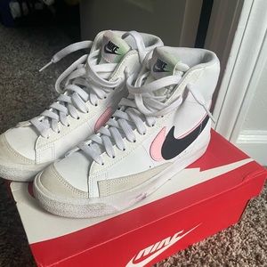 Blazer Mid '77 SE GS 'White Arctic Punch'
Nike
 worn a few times